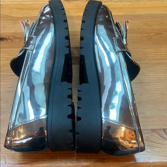 Bandolino Silver Flats with Tassels and Black Sole 8M - Picture 8 of 9